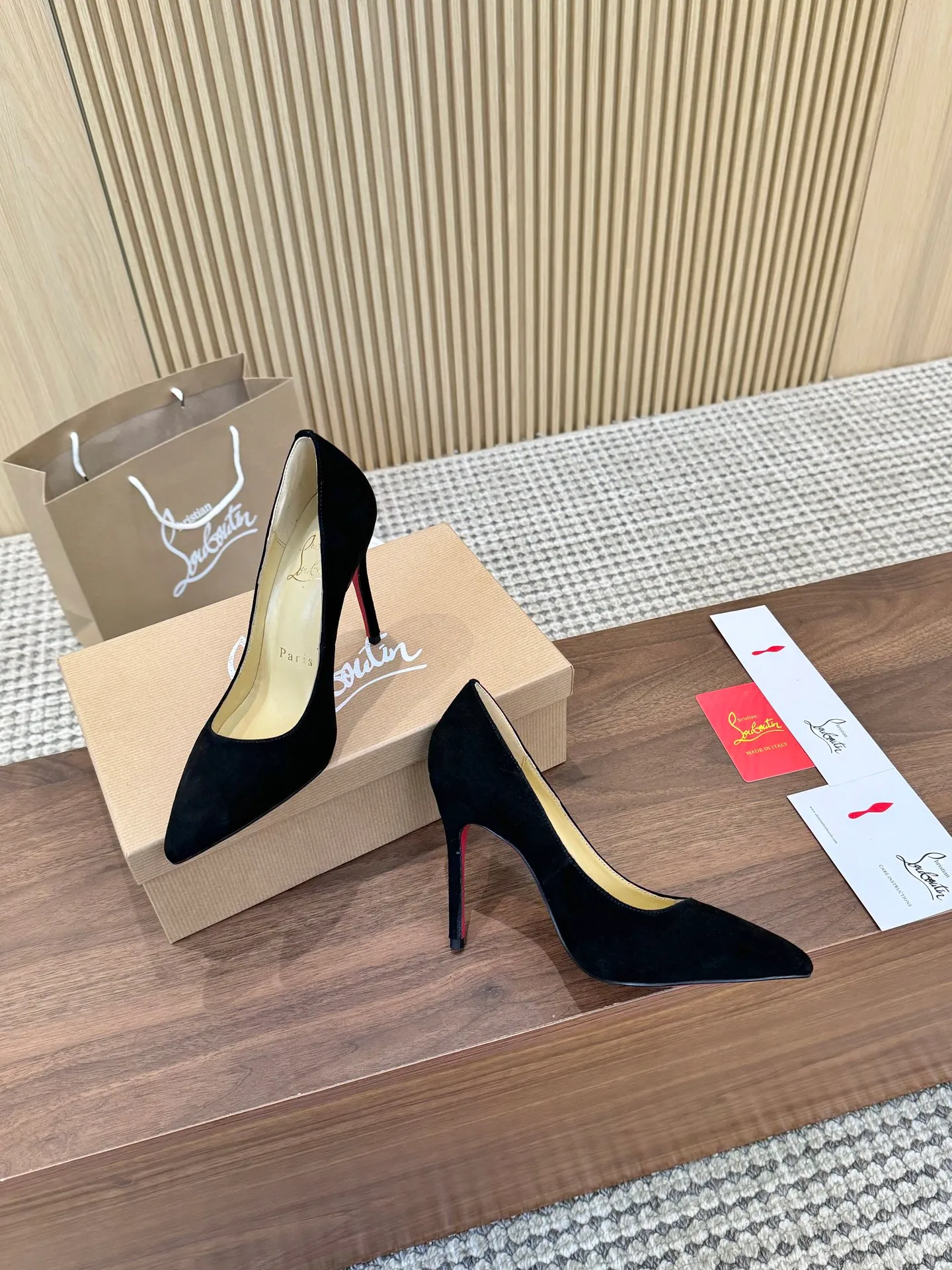 👟👟Ex-factory price 440👟👟 Genuine leather sole +40 Year-round shipment💝Christian Louboutin CL👠 Classic "Matte💎Cow Leather💎Series" noble and luxurious, real blingbling👟👟 Real materials, all customized by the pattern maker, and the materials are made of original customized materials to achieve the taste of the original 6 color options 💍 Upper: Imported 👉 cowhide 💪 Lining: Sheepskin foot pad/lining Size: 34-40.41.42 Heel height: 10.5cm and 8.5cm two options Leather sole Rubber sole